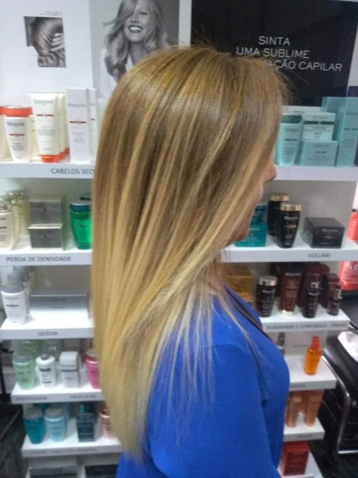 Cabelo liso com mechas douradas, trabalho de coloração do MJ Lima Cabeleireiros Estética