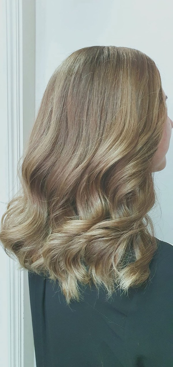 Cabelo comprido com efeito ombré, do castanho ao dourado, feito no MJ Lima Cabeleireiros Estética
