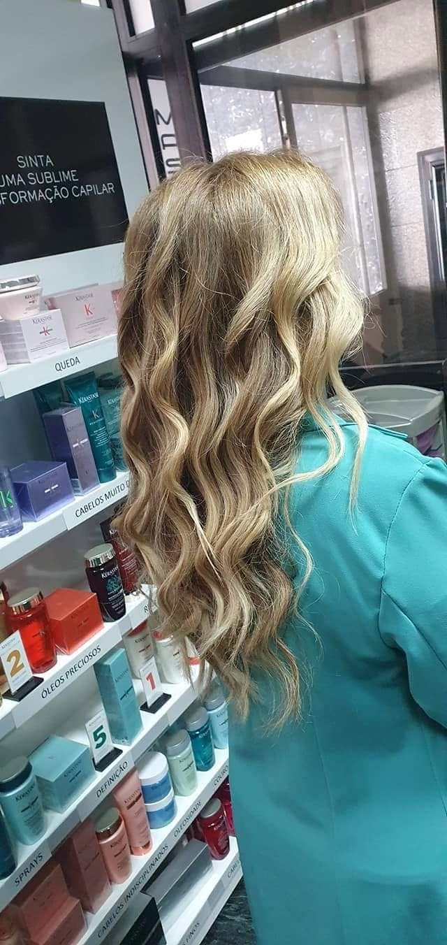 Cabelo longo ondulado, com brushing em ondas, feito no MJ Lima Cabeleireiros Estética