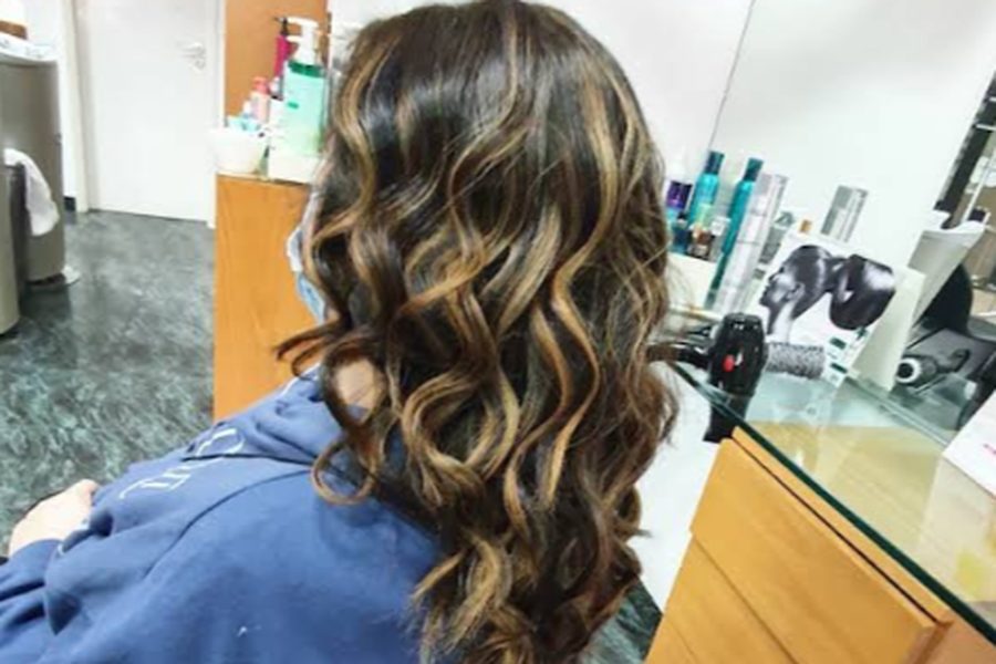Caracóis com balayage feitos no MJ Lima Cabeleireiros Estética, em Pedras Rubras