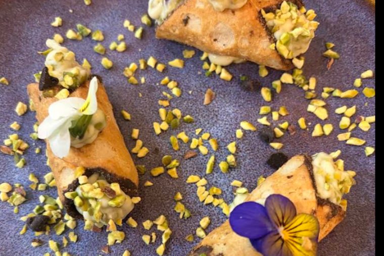 Cannoli sicilianos com creme e pistácio, sobremesa do Momenti D'Oro