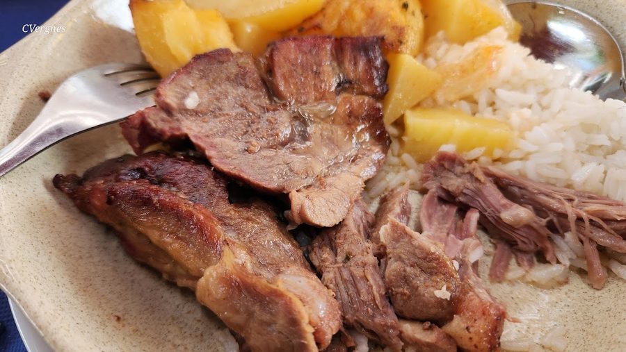 Prato do dia com carne assada no forno, batata assada e arroz branco, no restaurante O Banquinho em Pedras Rubras