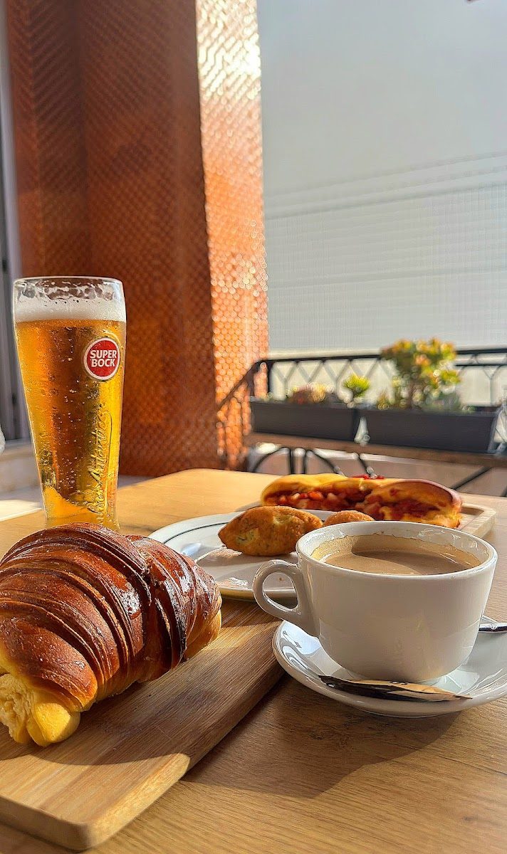 Croissant, café com leite e bolinhos de bacalhau, na esplanada d'O Banquinho