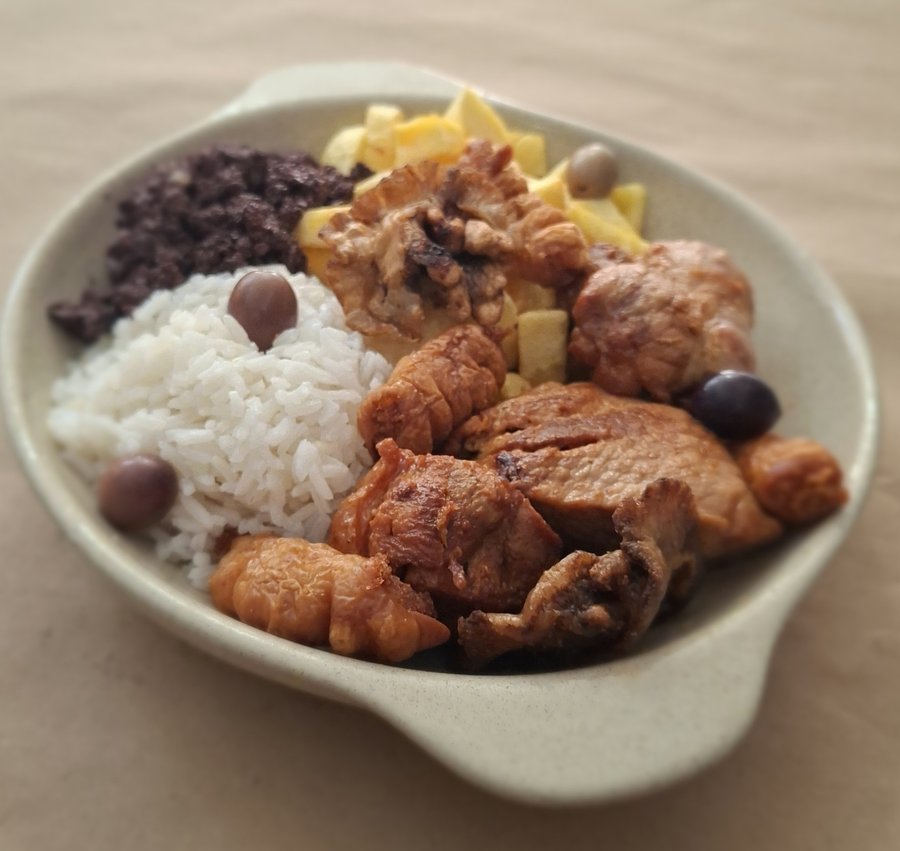 Prato de rojões com arroz, batata em cubos, sangue e azeitonas, no restaurante O Banquinho em Pedras Rubras
