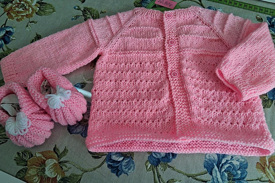 Conjunto de bebé em lã cor-de-rosa com casaco e botinhas, feito à mão n'O Baú Retrosaria