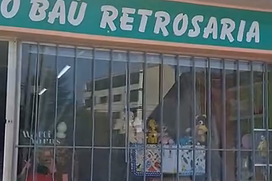 Fachada d'O Baú Retrosaria, em Pedras Rubras, com a montra de trabalhos manuais