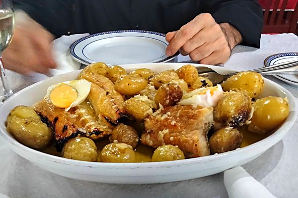 Bacalhau assado com batatinhas e ovo no Restaurante O Convite