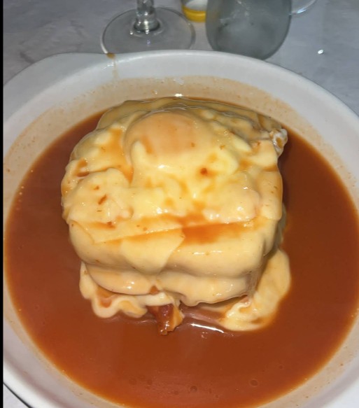 Francesinha com ovo estrelado e molho, no Restaurante O Convite