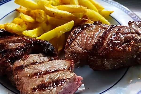 Posta grelhada com batata frita no Restaurante O Convite