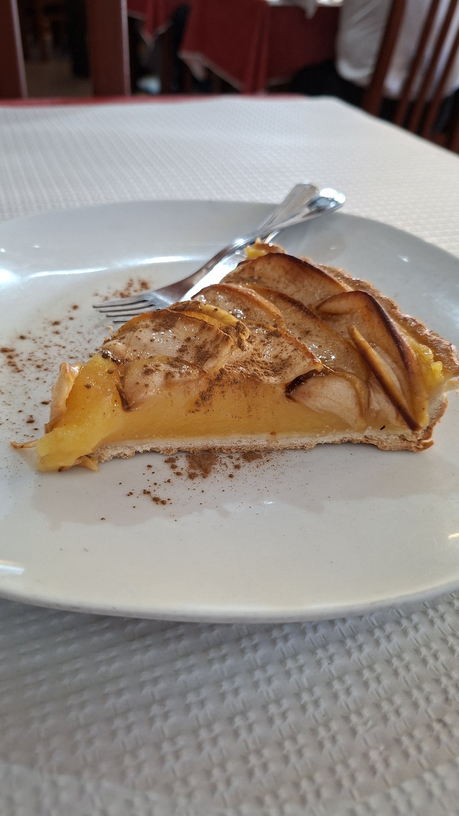 Fatia de tarte de maçã com canela, sobremesa do Restaurante O Convite