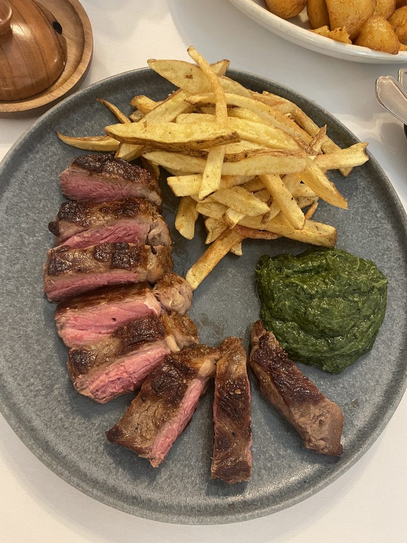 Bife fatiado em tiras, com batata frita e esparregado, servido no Restaurante O Fernando
