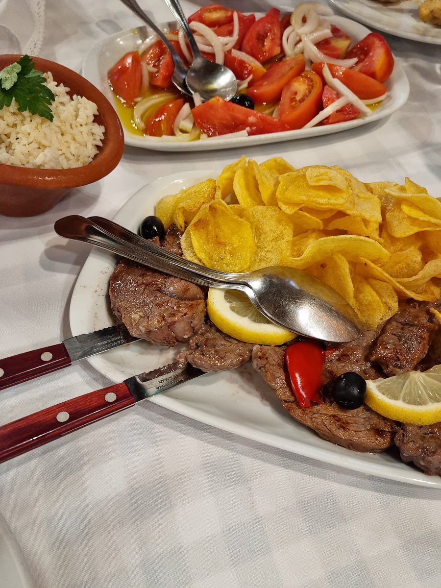 Carne grelhada com batatas fritas caseiras, limão e salada de tomate, no O Forno, em Pedras Rubras