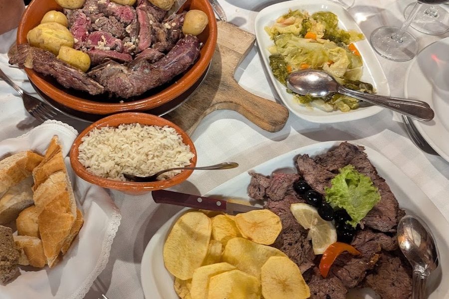 Travessa de carnes assadas com arroz e batata frita, no O Forno, em Pedras Rubras