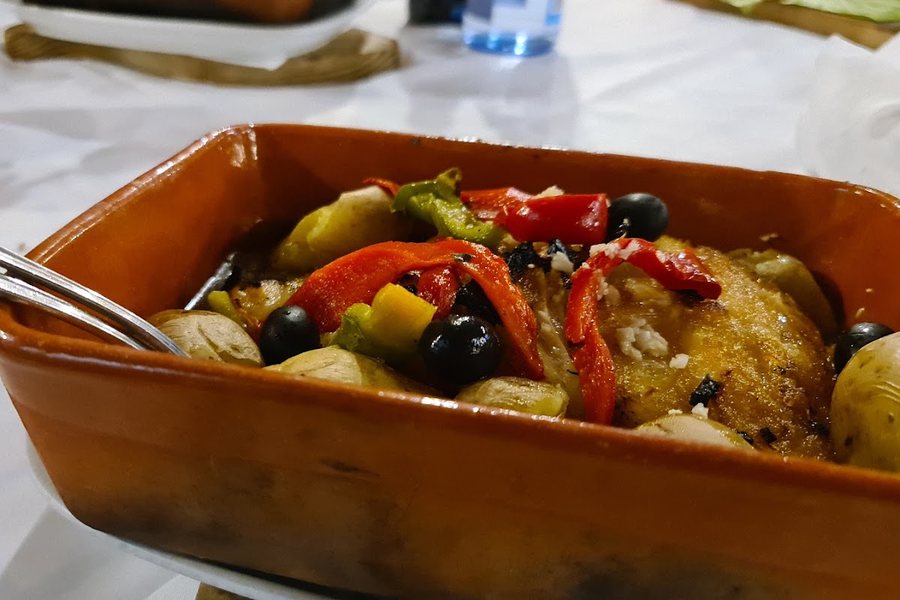 Bacalhau no tacho de barro com pimentos, azeitonas e batata, no O Forno, em Pedras Rubras