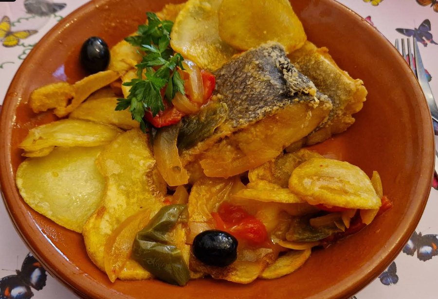 Bacalhau da casa com batata frita às rodelas, pimento e azeitona, no Restaurante O Sapão