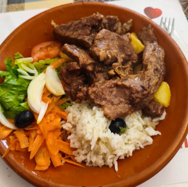 Carne grelhada com arroz, salada e cenoura ralada, no Restaurante O Sapão