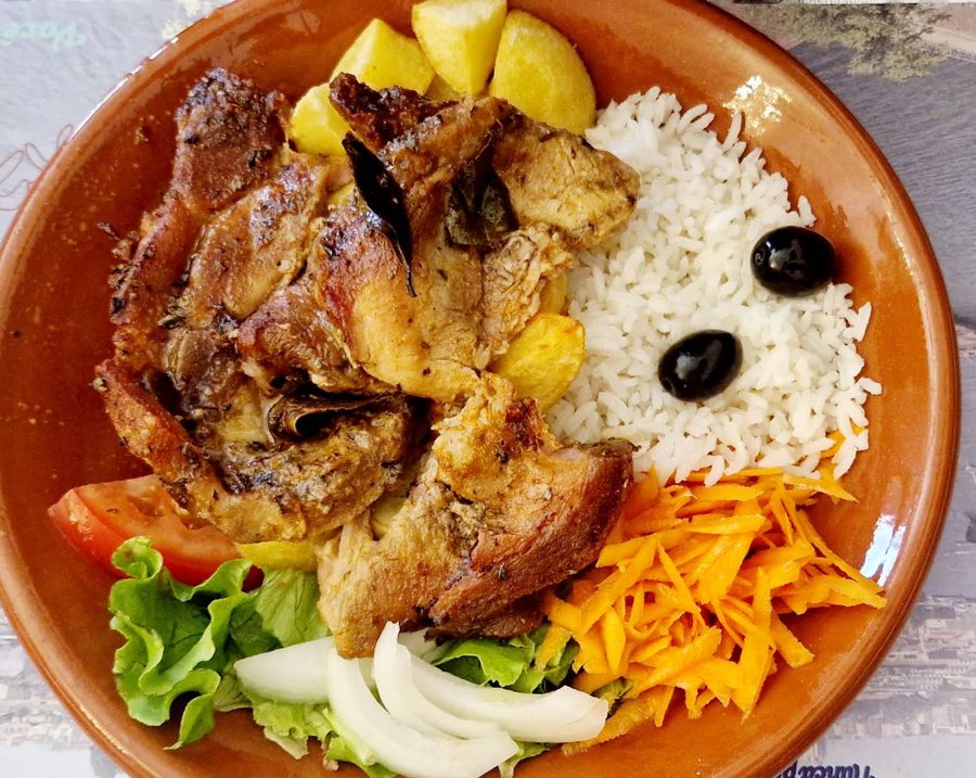 Cabrito assado com arroz, batata, azeitonas e salada, no Restaurante O Sapão, em Pedras Rubras