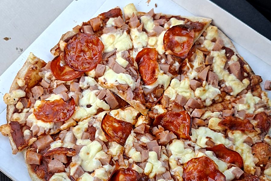 Pizza São Marcos numa caixa de take-away, com chouriço, fiambre e queijo derretido sobre massa fina