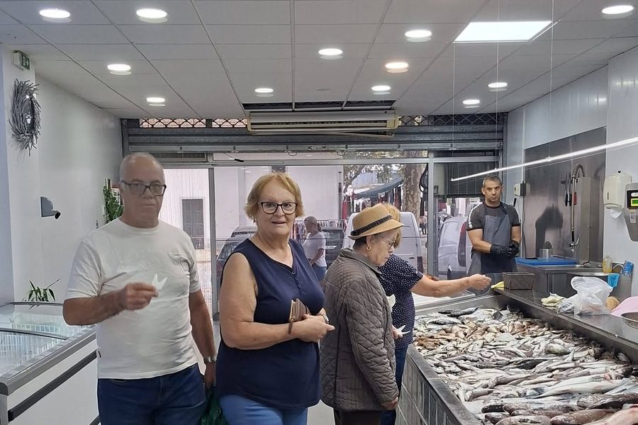 Clientes à espera de vez no balcão da Peixaria Mar de Pedras Rubras
