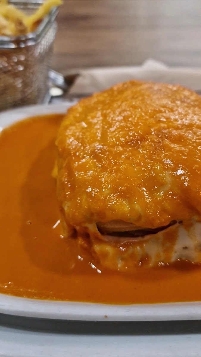 Francesinha do Restaurante Contradição — fotografia de clientes
