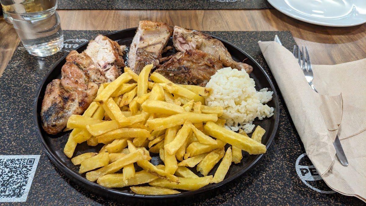 Grelhados com batatas fritas e arroz — fotografia de clientes