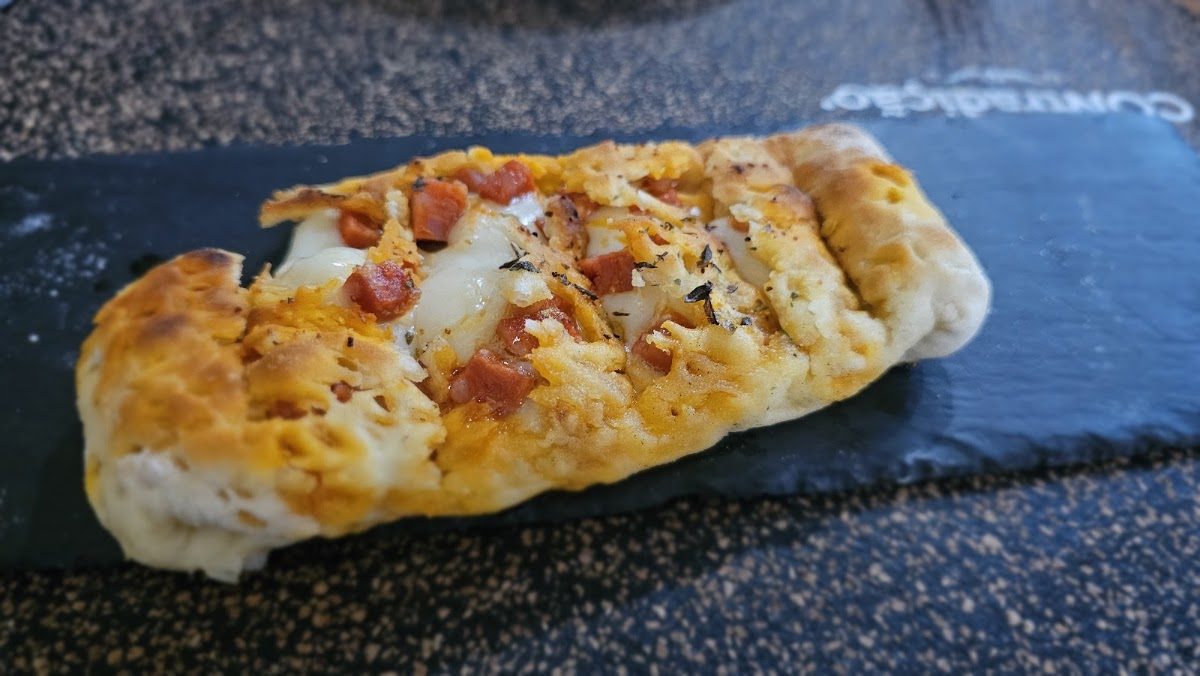 Pão de pizza servido na ardósia — fotografia de clientes