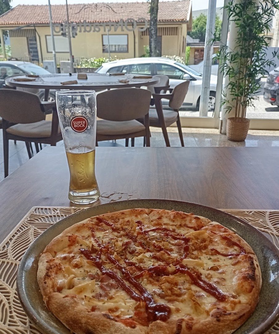 Pizza servida na esplanada do Restaurante Contradição, na Rua do Barreiro, Maia — fotografia de clientes