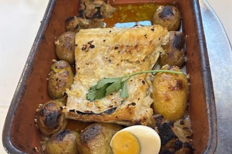 Bacalhau à lagareiro do Restaurante Malheiro em assadeira de barro, com batatas a murro e ovo cozido