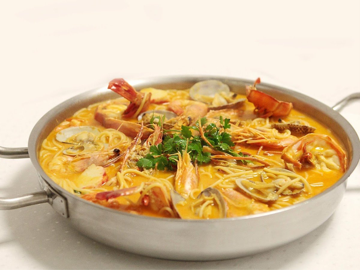 Massada de marisco servida no tacho, com camarão, mexilhão e amêijoa, no Restaurante O Industrial, na Maia