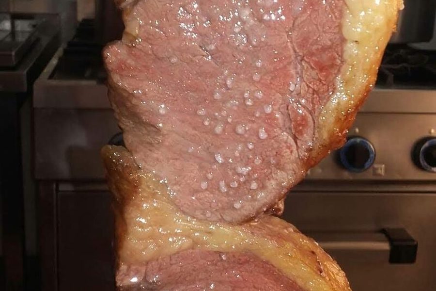 Maminha a ser cortada no espeto à mesa, no rodízio do Rio Steak House