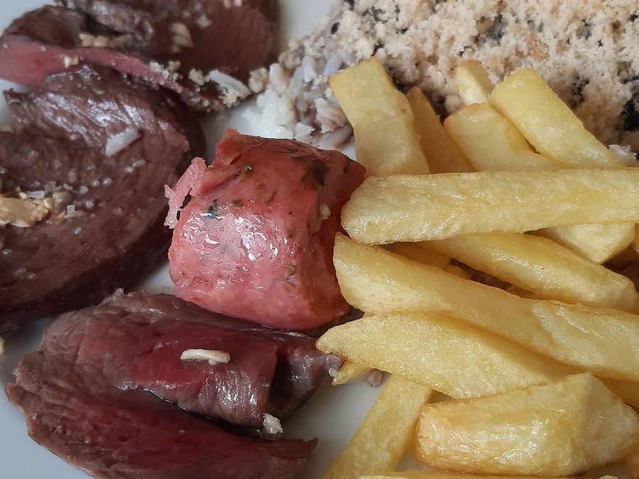 Prato do rodízio do Rio Steak House com maminha fatiada, chouriço, arroz e batata frita