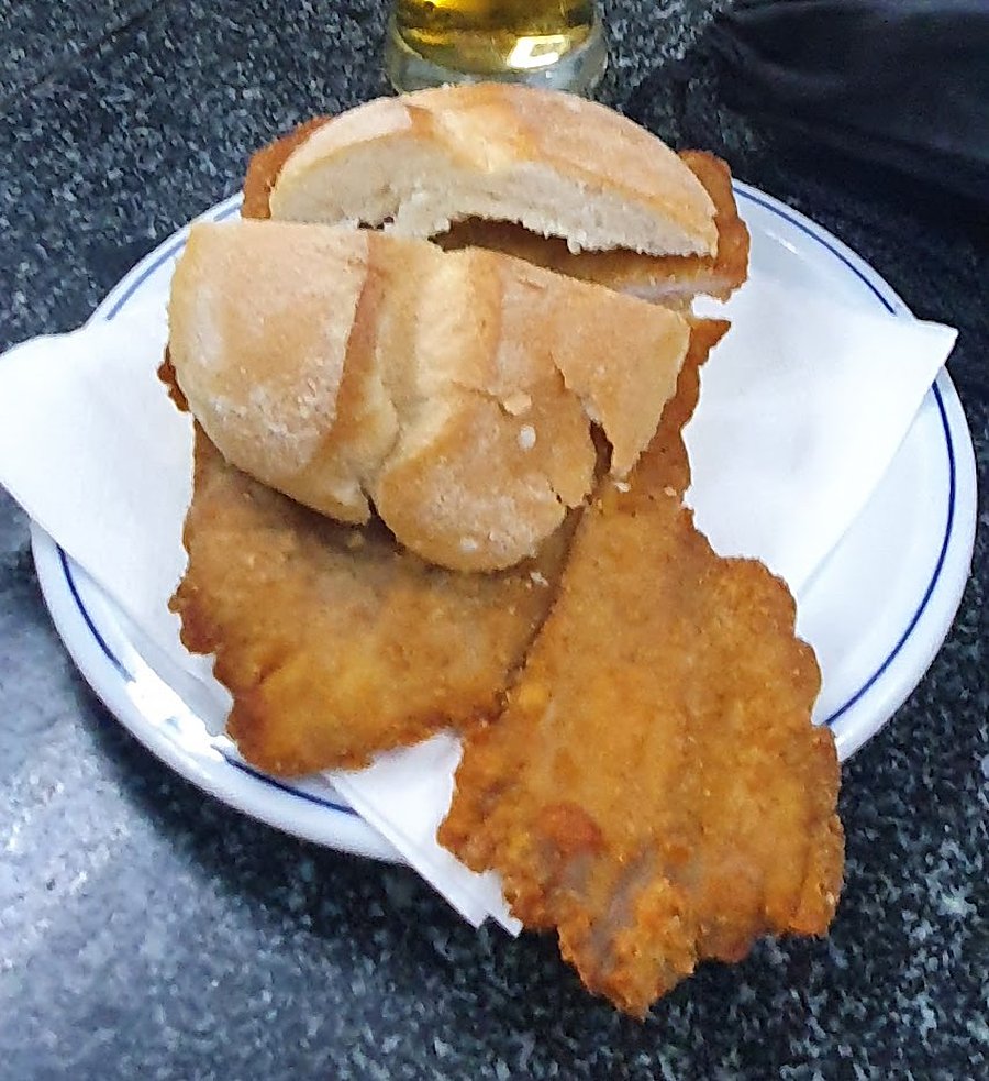 Pão aberto com dois panados dourados, petisco do Snack-Bar Pinheiro, em Pedras Rubras