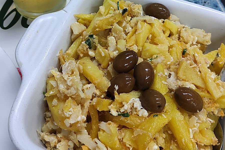 Bacalhau à Brás com batata palha e azeitonas, no prato do Snack-Bar Pinheiro, em Pedras Rubras