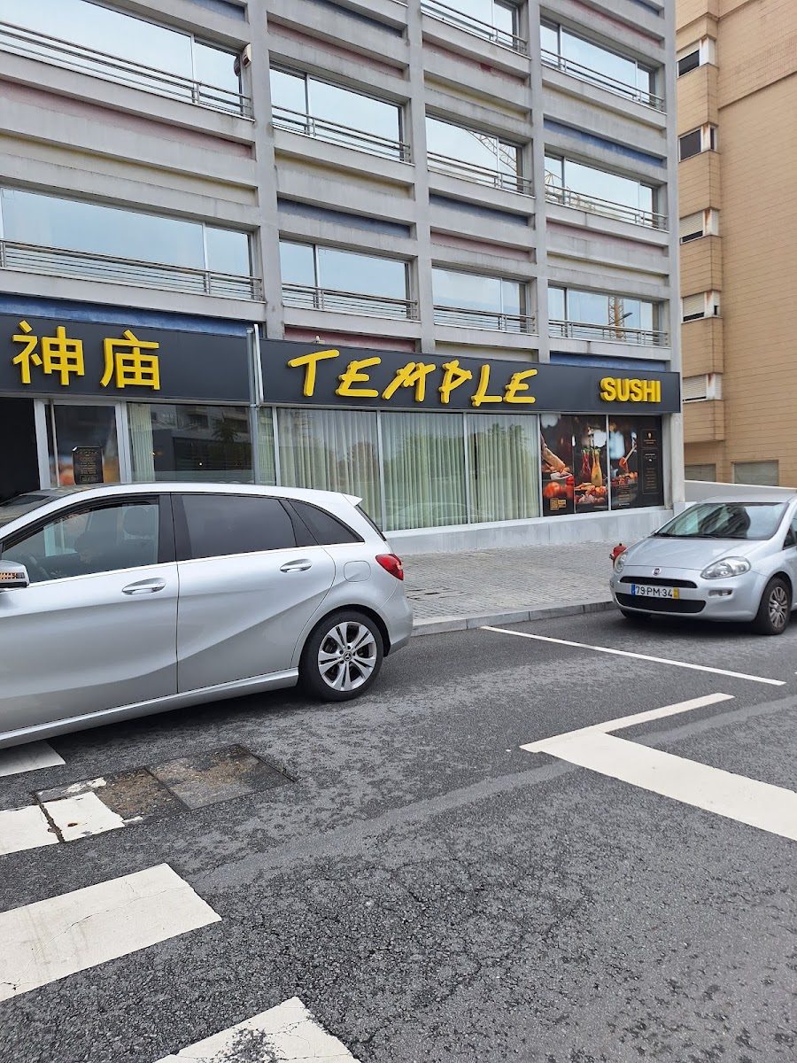 Fachada do Temple Sushi na Avenida António Santos Leite — fotografia de clientes do Temple Sushi, Maia