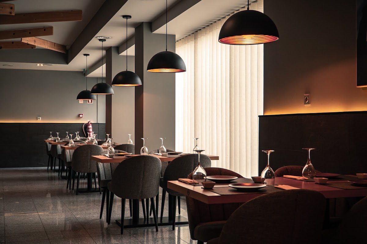 Sala do restaurante à noite — fotografia de clientes do Temple Sushi, Maia