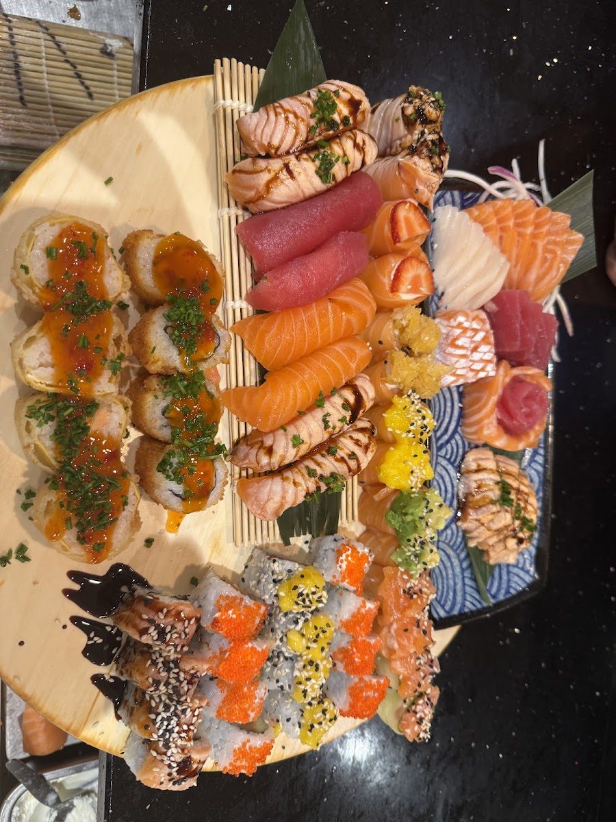 Barco de sushi e sashimi — fotografia de clientes do Temple Sushi, Maia
