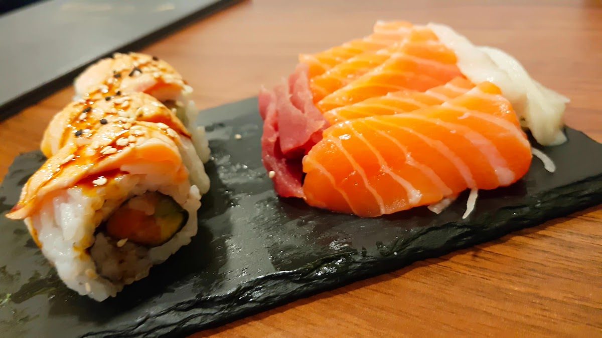 Uramaki e sashimi de salmão — fotografia de clientes do Temple Sushi, Maia