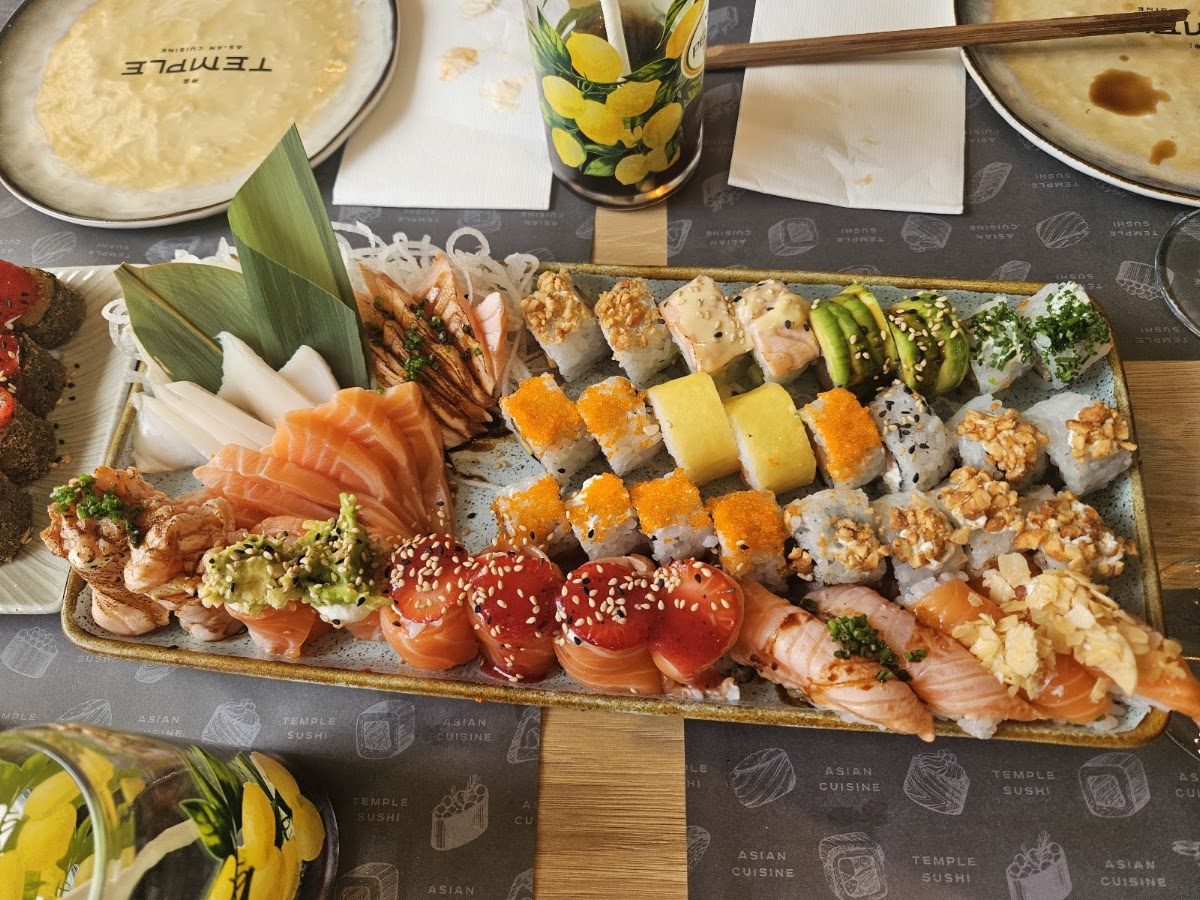 Travessa de sushi variado — fotografia de clientes do Temple Sushi, Maia