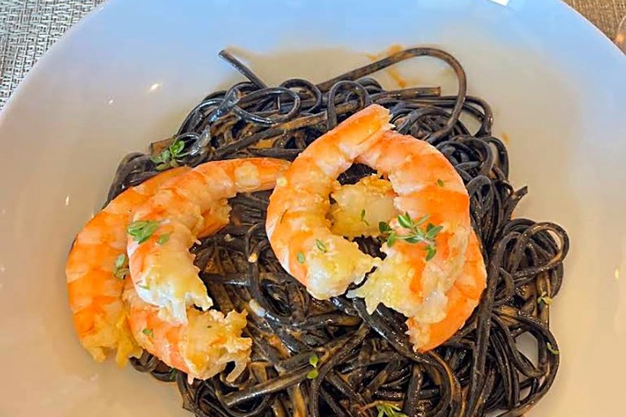 Linguini negro com camarão do Tomar de Sal: massa de tinta de choco com camarões inteiros e tomilho