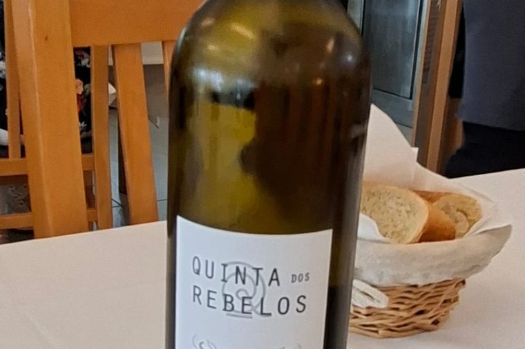 Garrafa de vinho verde Quinta dos Rebelos servida no Via Lidador