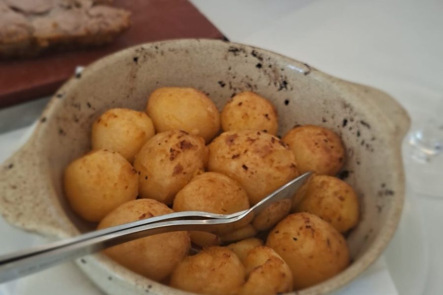 Batatas assadas e vitela assada no forno, servidas no restaurante Via Lidador, em Vila Nova da Telha, Maia