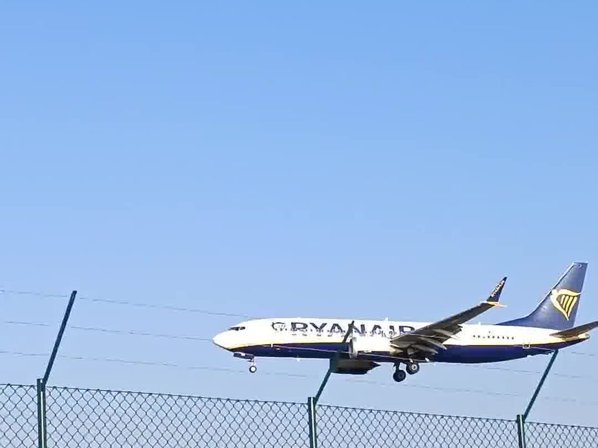 Avião da Ryanair a aproximar-se para aterrar, visto por cima de uma vedação junto ao Aeroporto Francisco Sá Carneiro