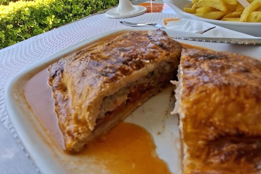 Francesinha na esplanada em Pedras Rubras