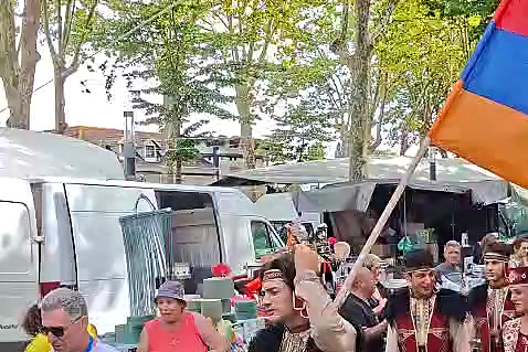 Bandeira da Arménia erguida acima das bancas da feira de Pedras Rubras