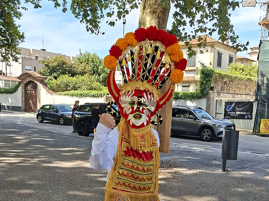 Traje de folclore com toucado de penas coloridas, no Moreira Folkfest 2026, na Maia