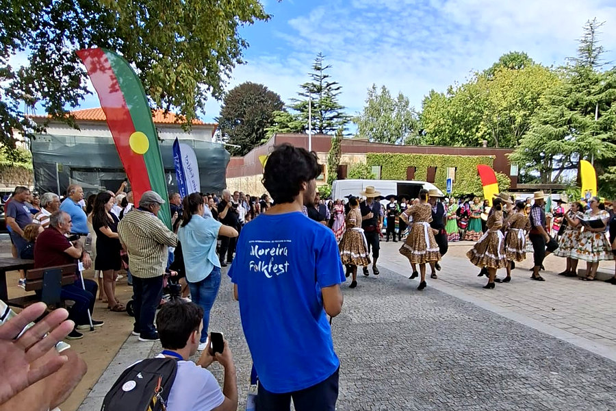 Público a assistir a uma atuação do Moreira Folkfest, com um voluntário de camisola do festival