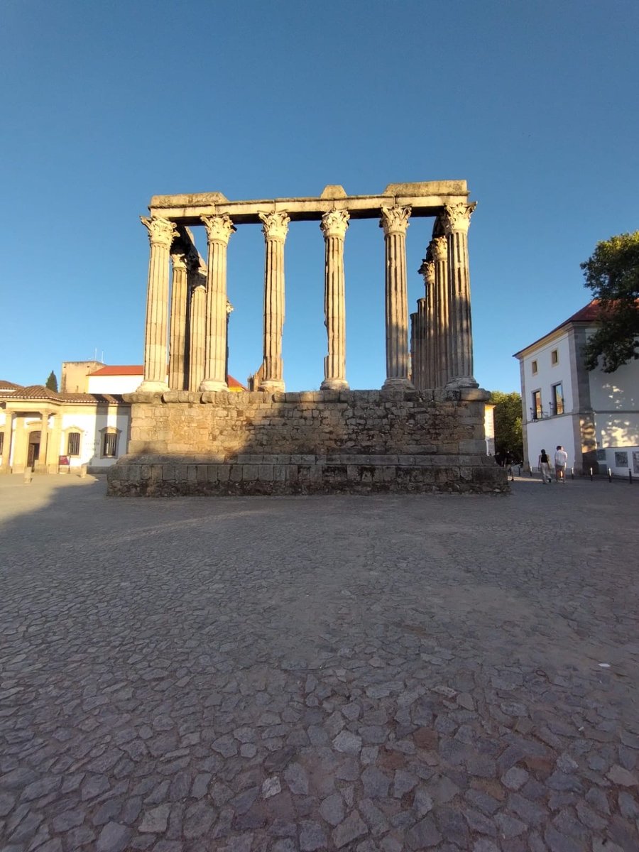 Templo romano de Évora sob céu azul