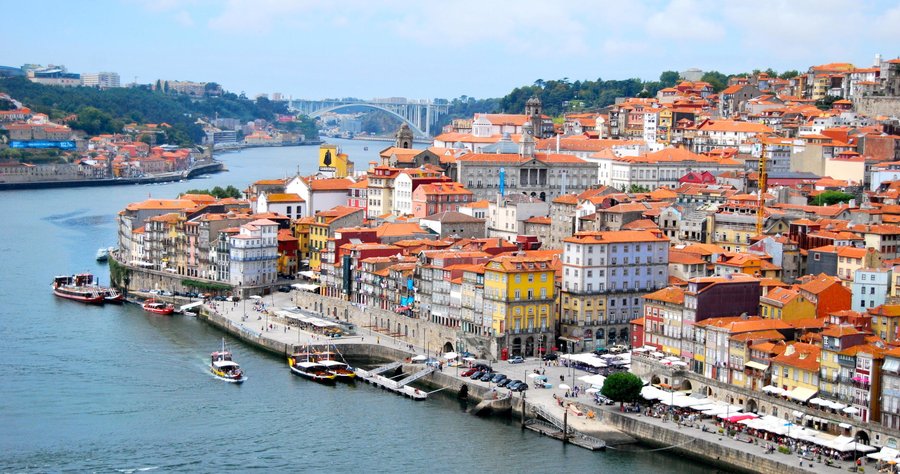 Casas coloridas da Ribeira do Porto junto ao rio Douro
