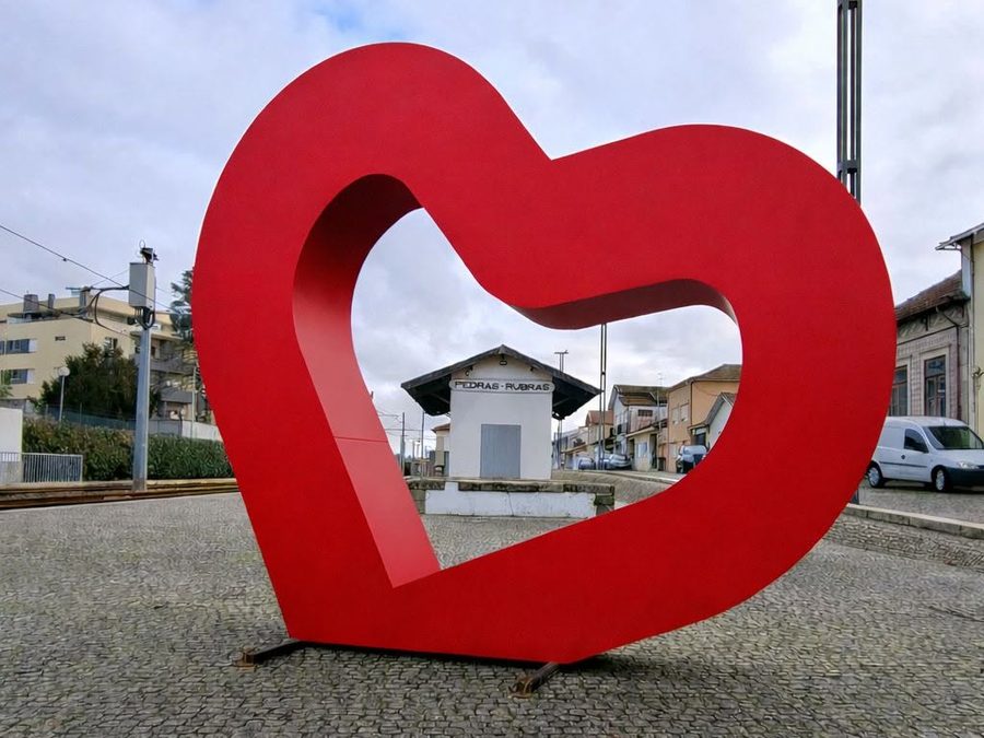 Coração Pedras Rubras junto à estação