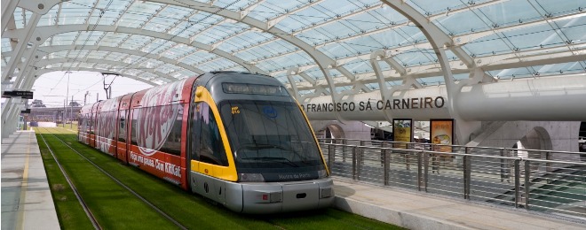 Um comboio do Metro do Porto na estação Aeroporto Francisco Sá Carneiro